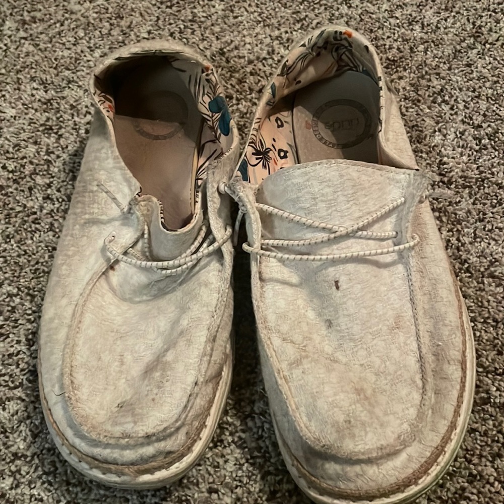 White hey dudes - need to be cleaned